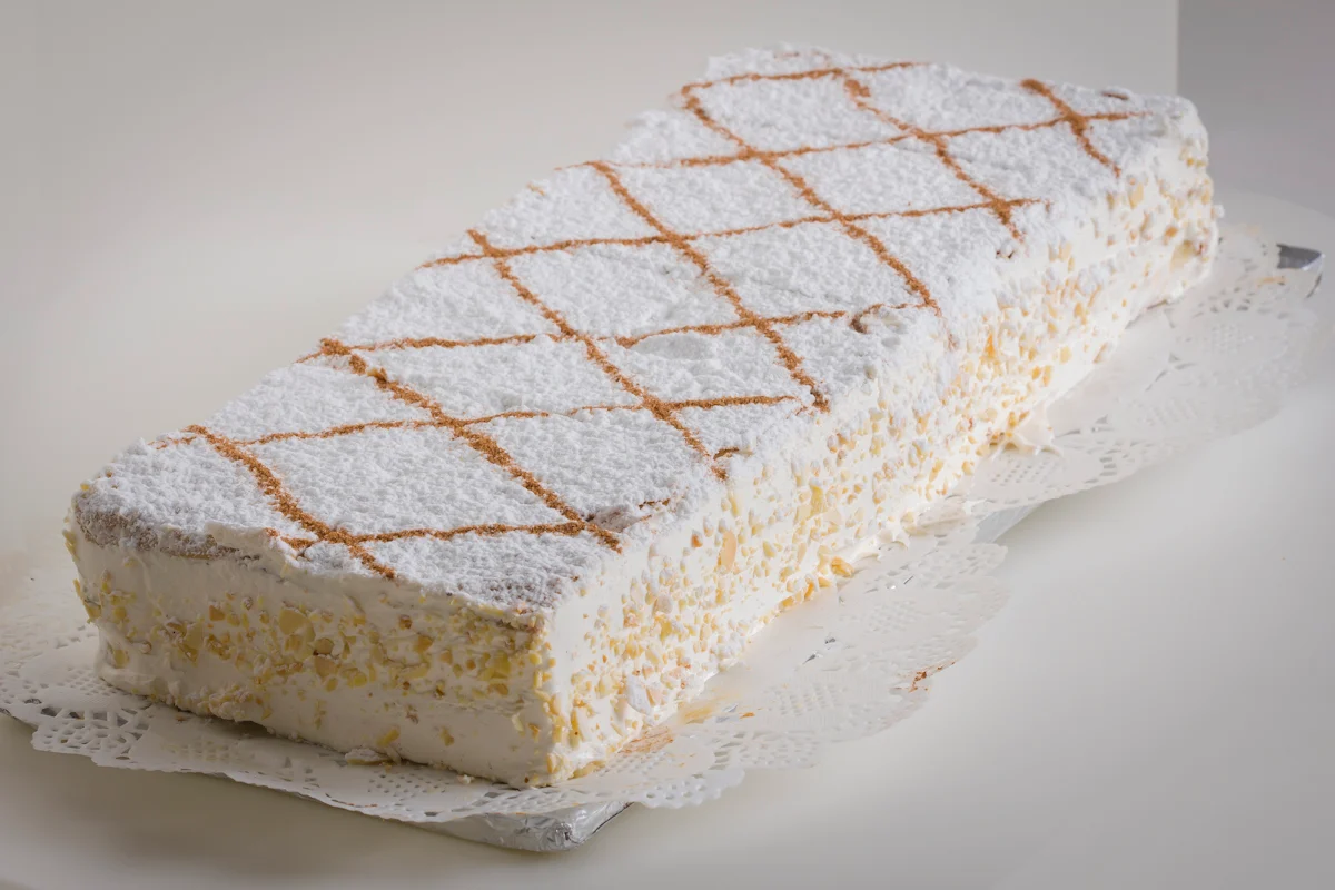 Milhojas artesanal de Españolerías con crema y canela